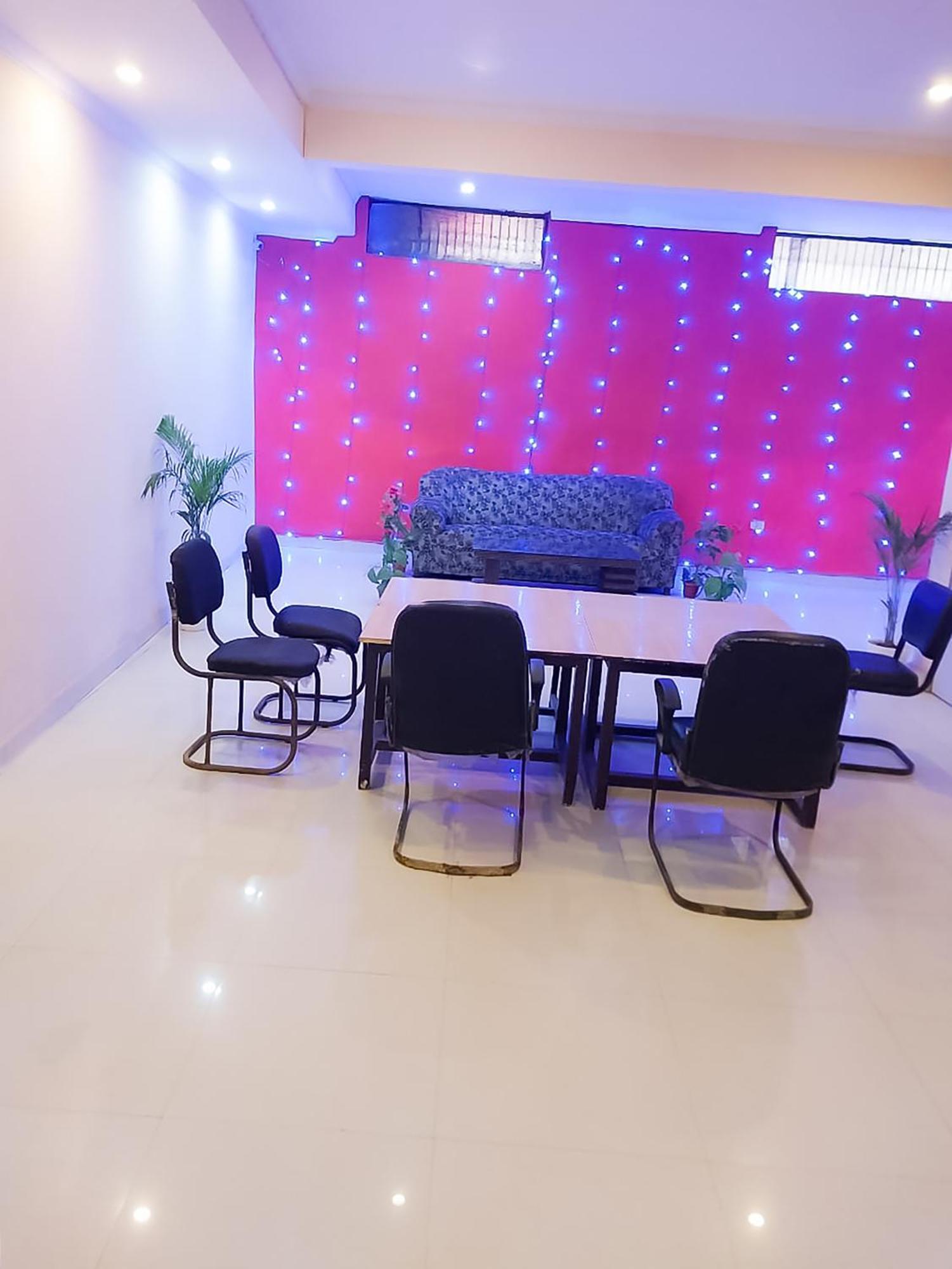 Roomshala 002 Rose Residency Near Yashobhoomi 3* New Delhi