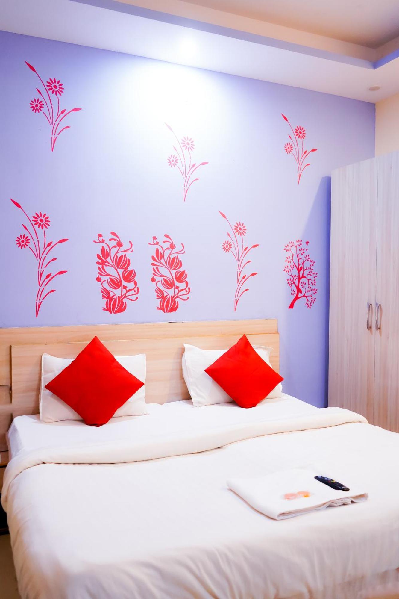 Roomshala 002 Rose Residency Near Yashobhoomi 3*