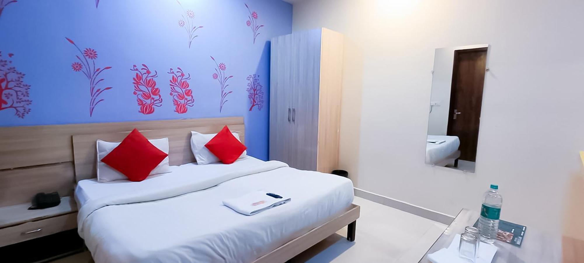 Hotel Roomshala 002 Rose Residency Near Yashobhoomi New Delhi