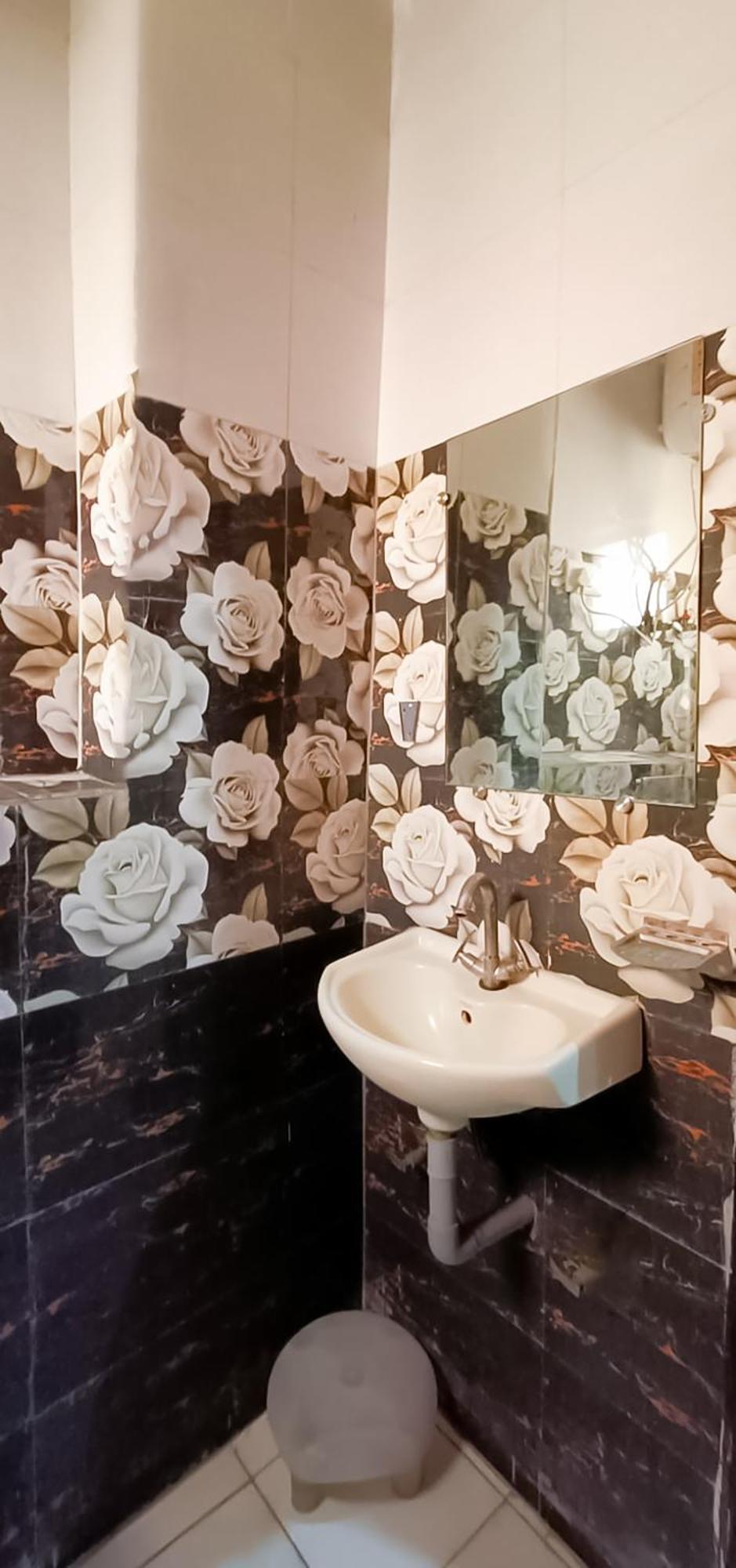 Hotel Roomshala 002 Rose Residency Near Yashobhoomi New Delhi