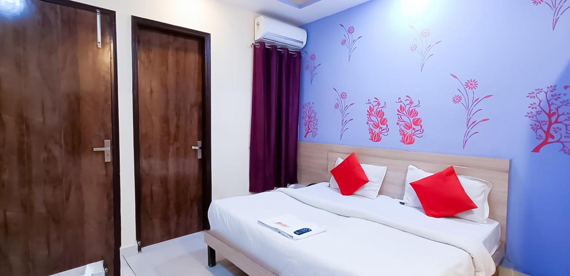 Roomshala 002 Rose Residency Near Yashobhoomi 3* New Delhi
