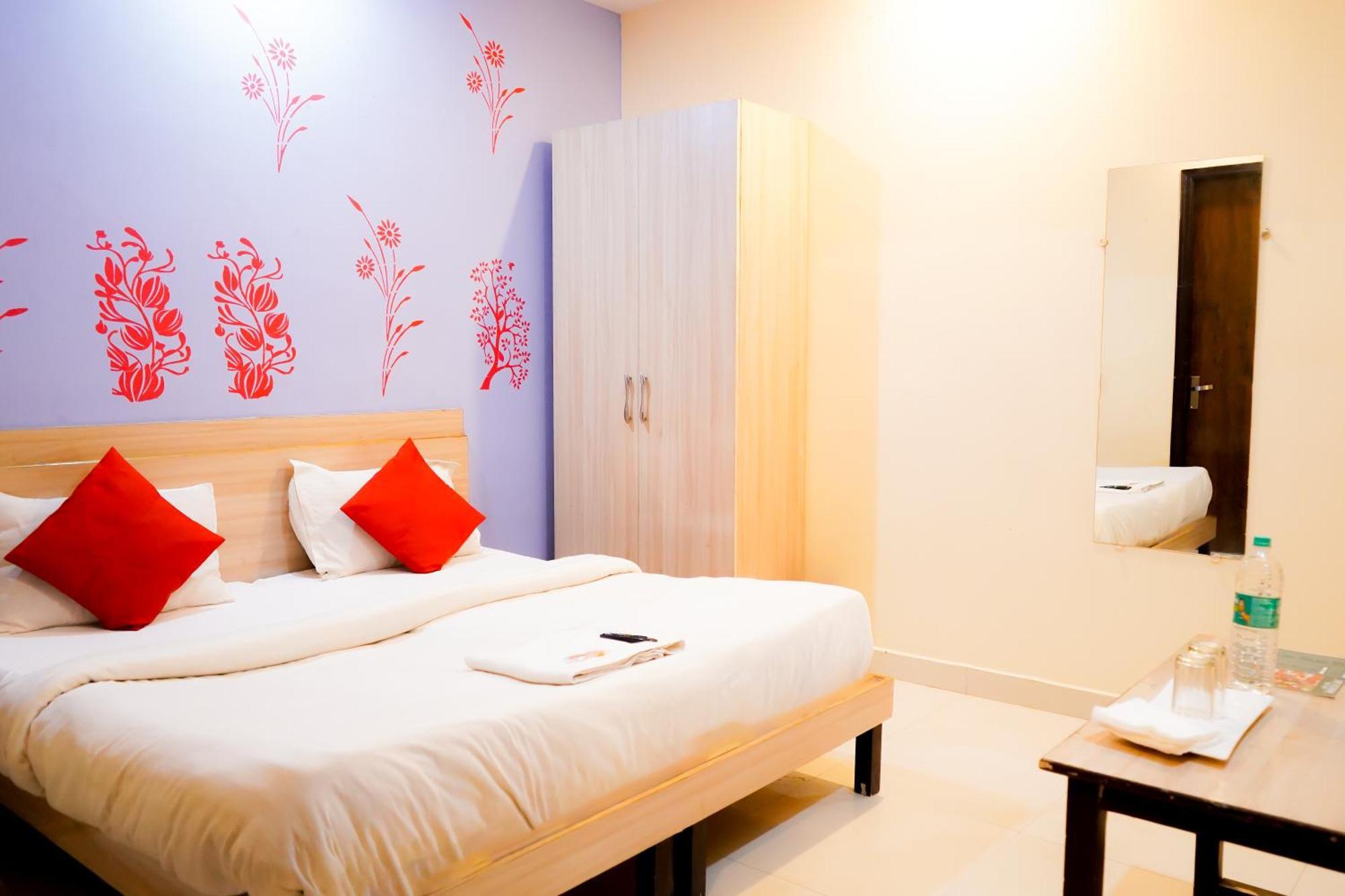 Roomshala 002 Rose Residency Near Yashobhoomi 3* New Delhi