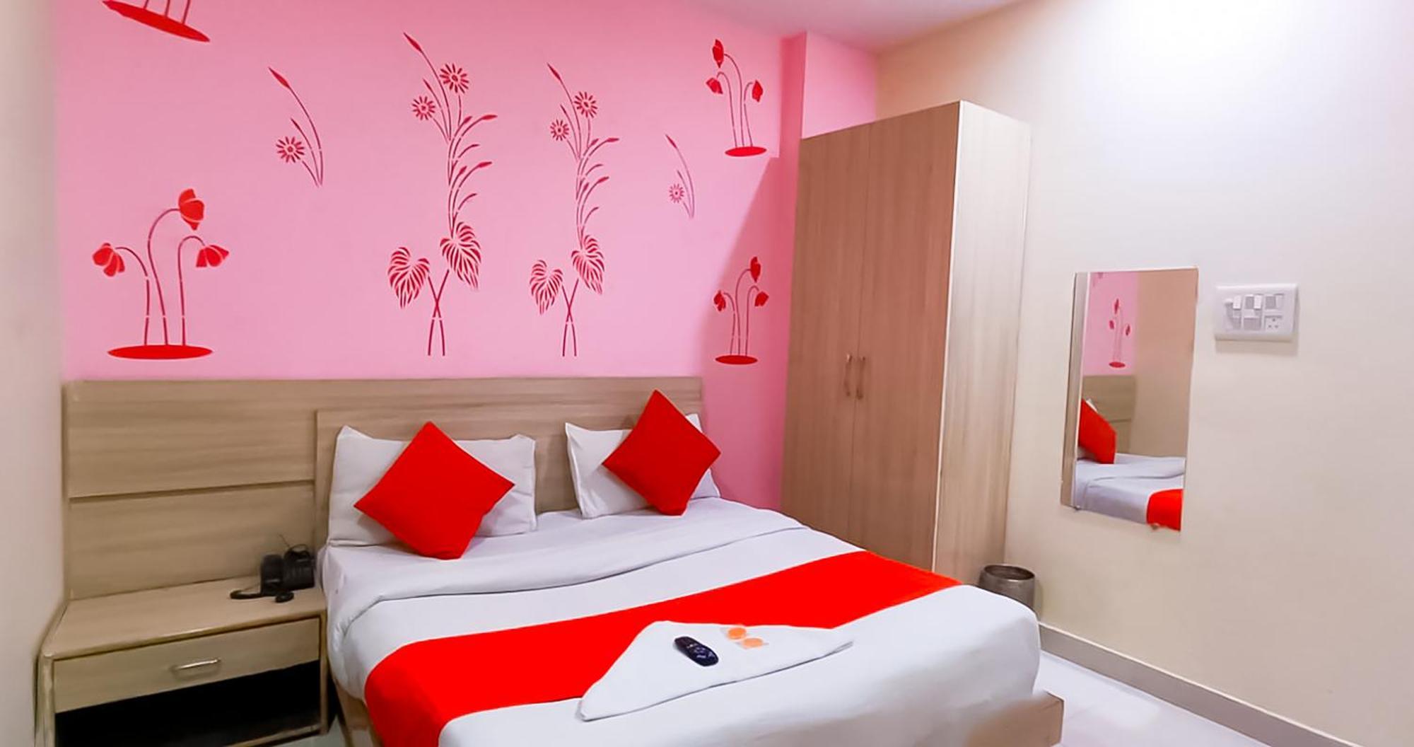 Roomshala 002 Rose Residency Near Yashobhoomi New Delhi